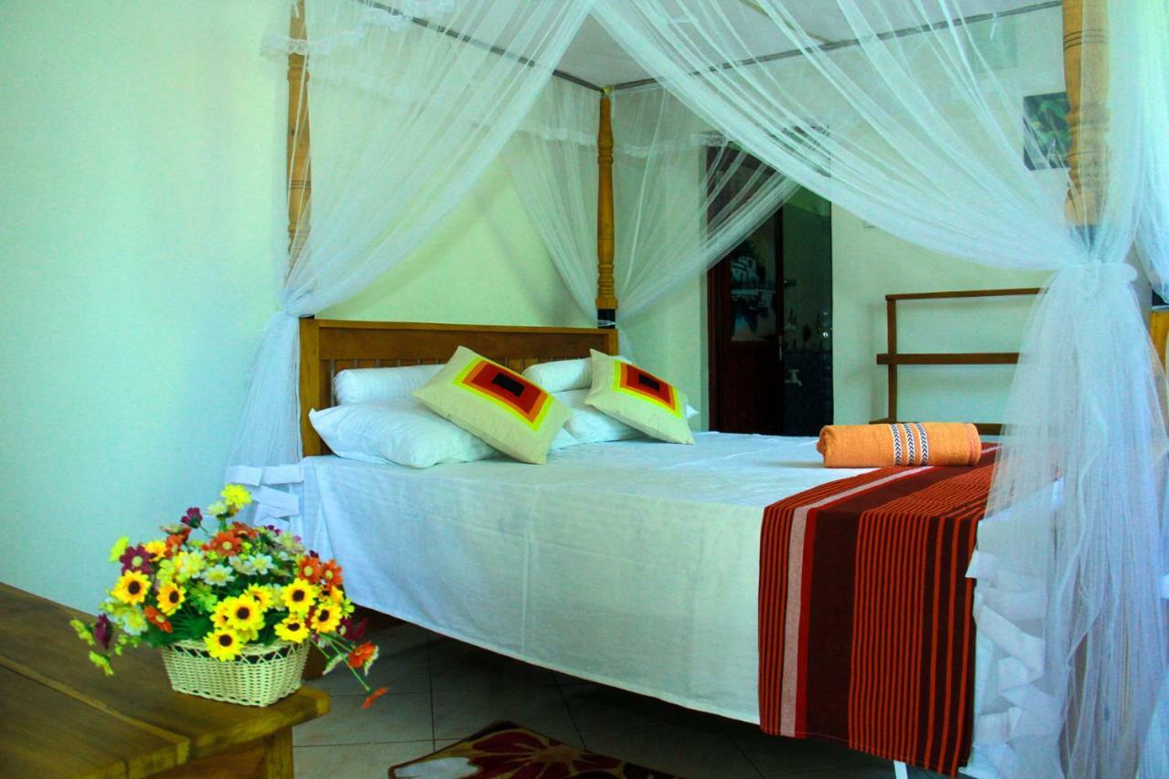 Thusitha S Nest Hotel Zuid-Dikwella Buitenkant foto