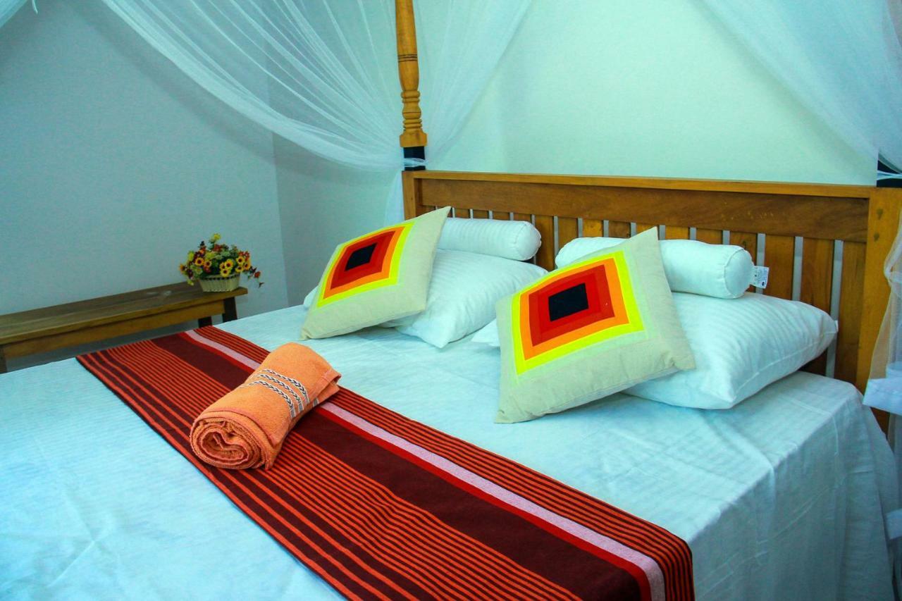 Thusitha S Nest Hotel Zuid-Dikwella Buitenkant foto